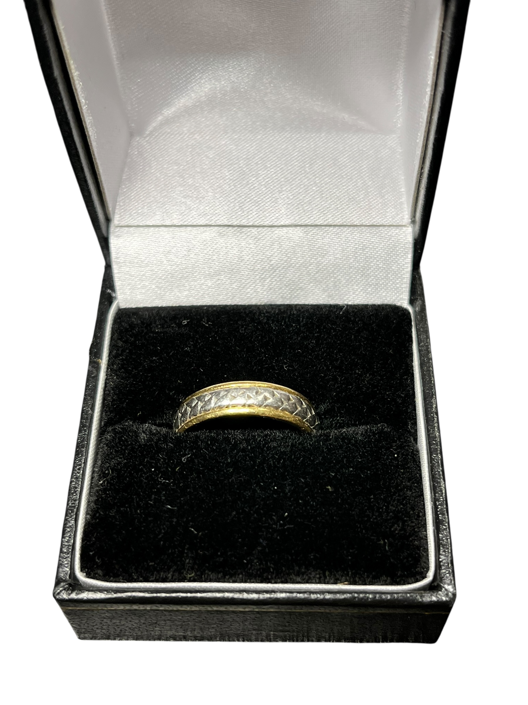 Product photo for 18ct Gold Two-Tone Detailed Wedding Band – Size M Used, Excellent Condition