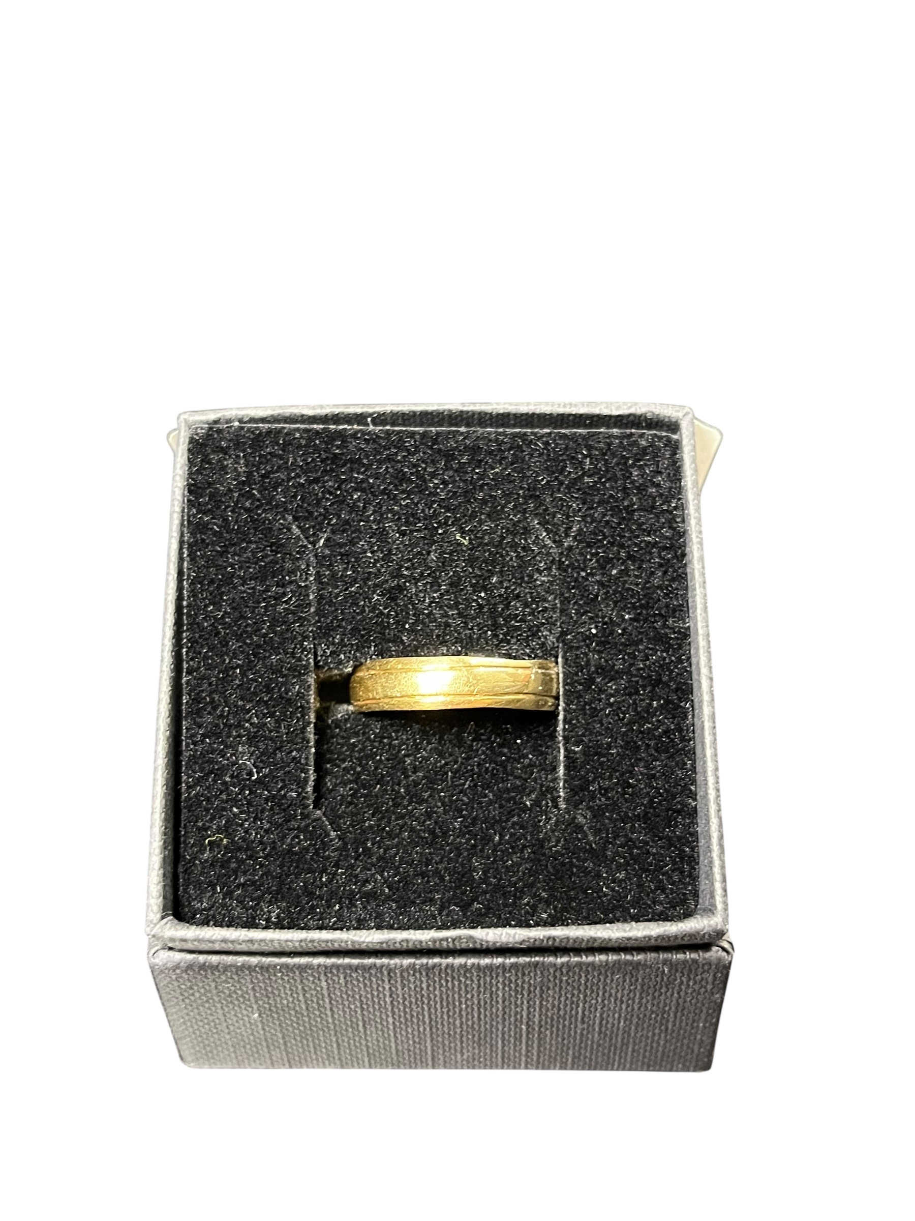 Product photo for 18ct Gold Hallmarked Band – Size R Used, Excellent Condition