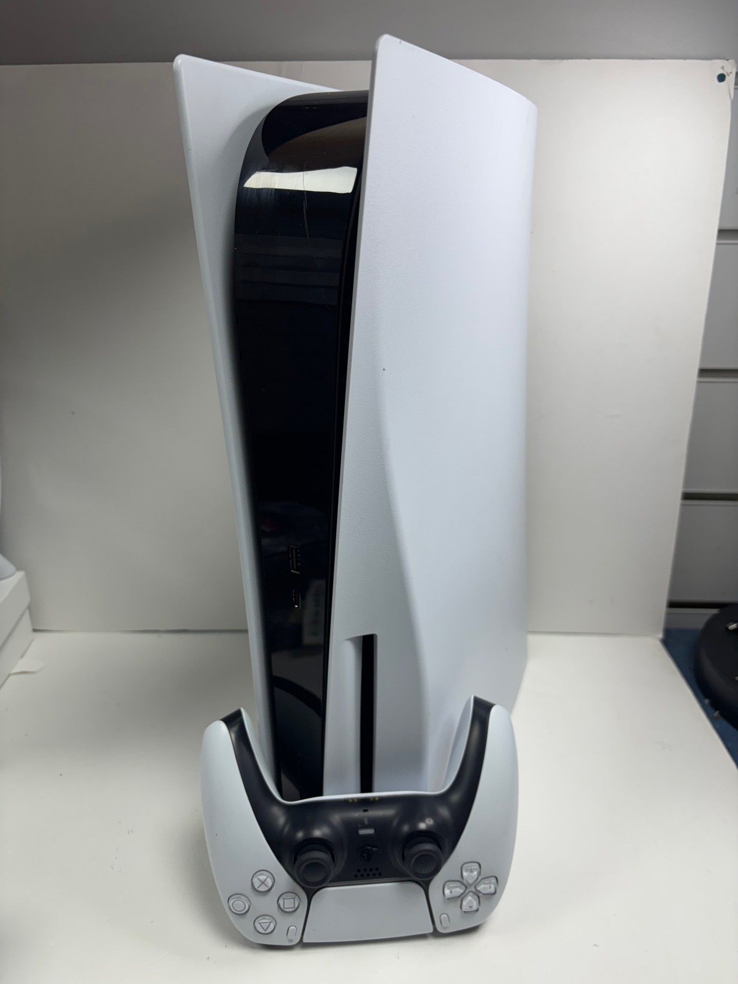 Product photo for PS5 DISC EDITION WITH CON AND LEADS