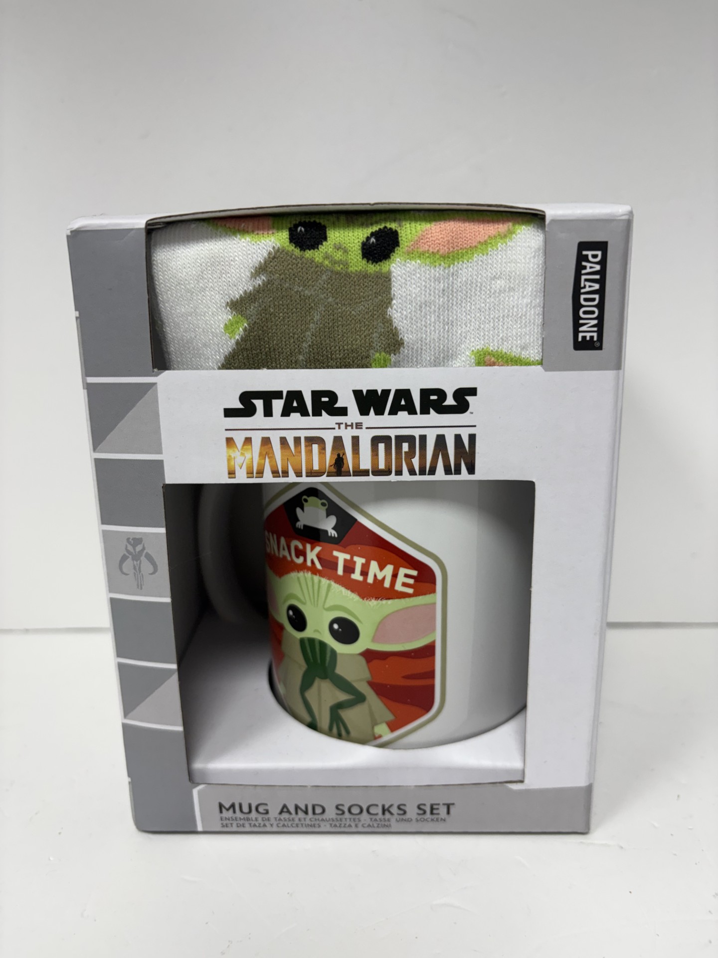 Product photo for Mandalorian cup and socks set boxed