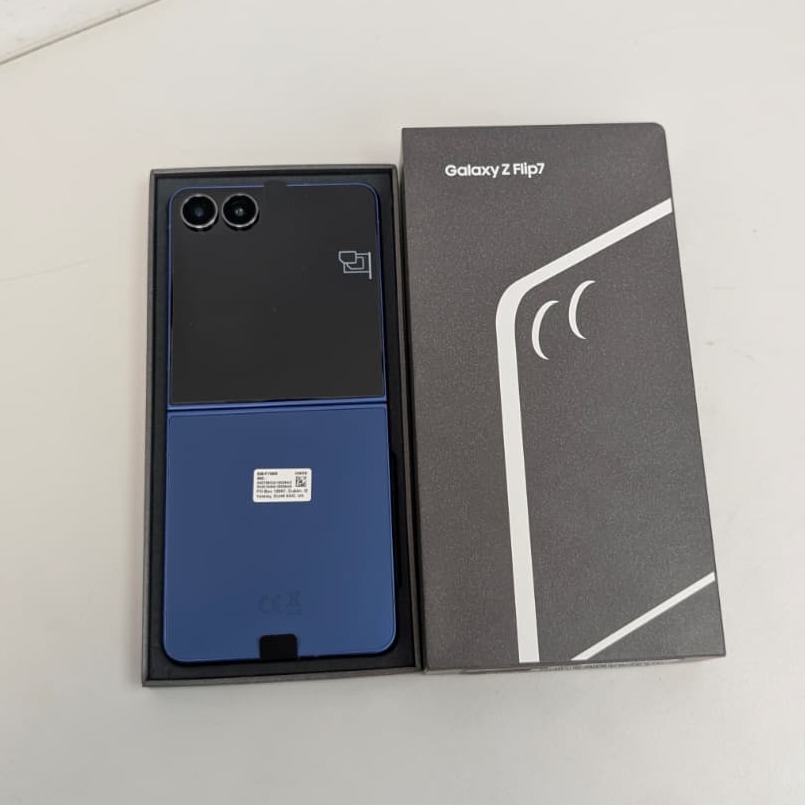 Product photo for Samsung Galaxy Z Flip7 256GB - Opened never used Warranty