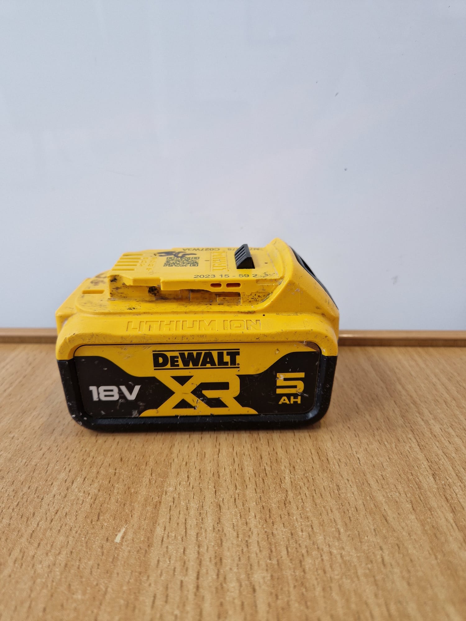 Product photo for Dewalt  DeWalt DCB184 18V 5.0Ah XR Li-Ion Battery – 12 Month Warranty