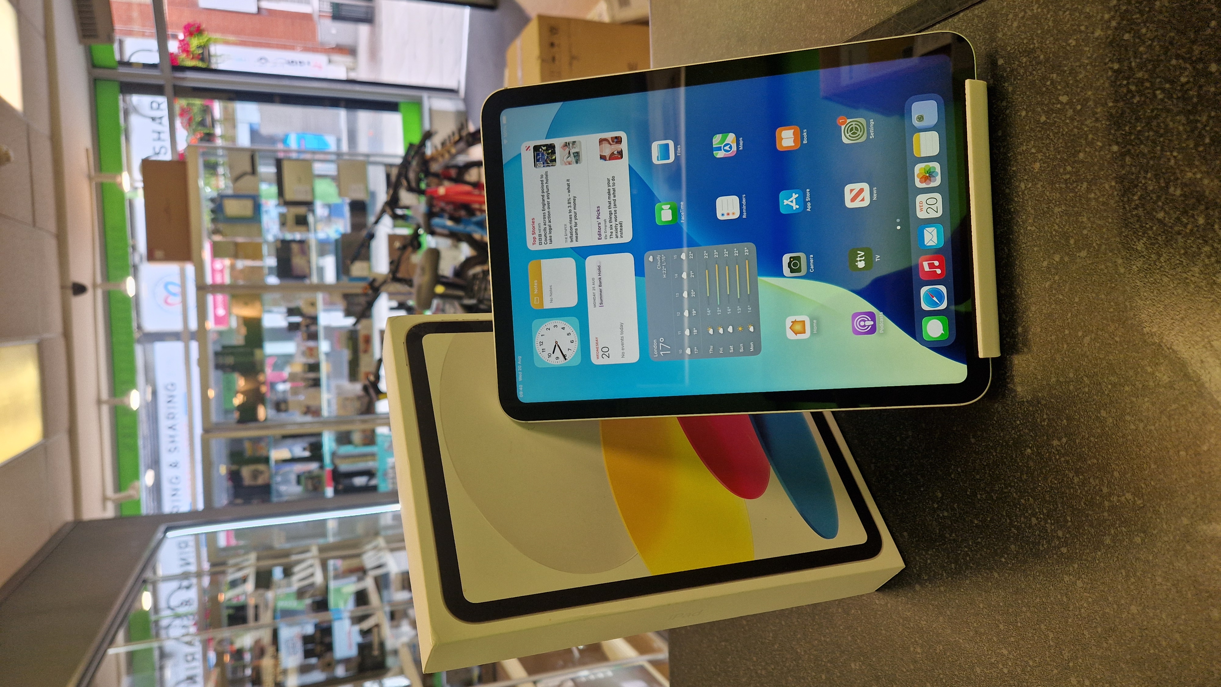 Product photo for iPad 10th Gen 64GB Cellular