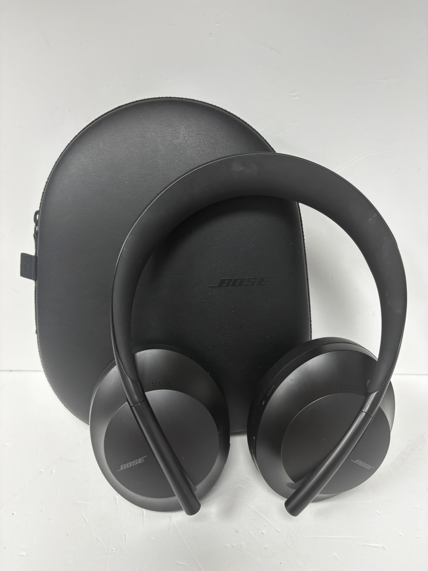 Product photo for Bose 700 noise-Cancelling wireless Headphones - Black in case unboxed