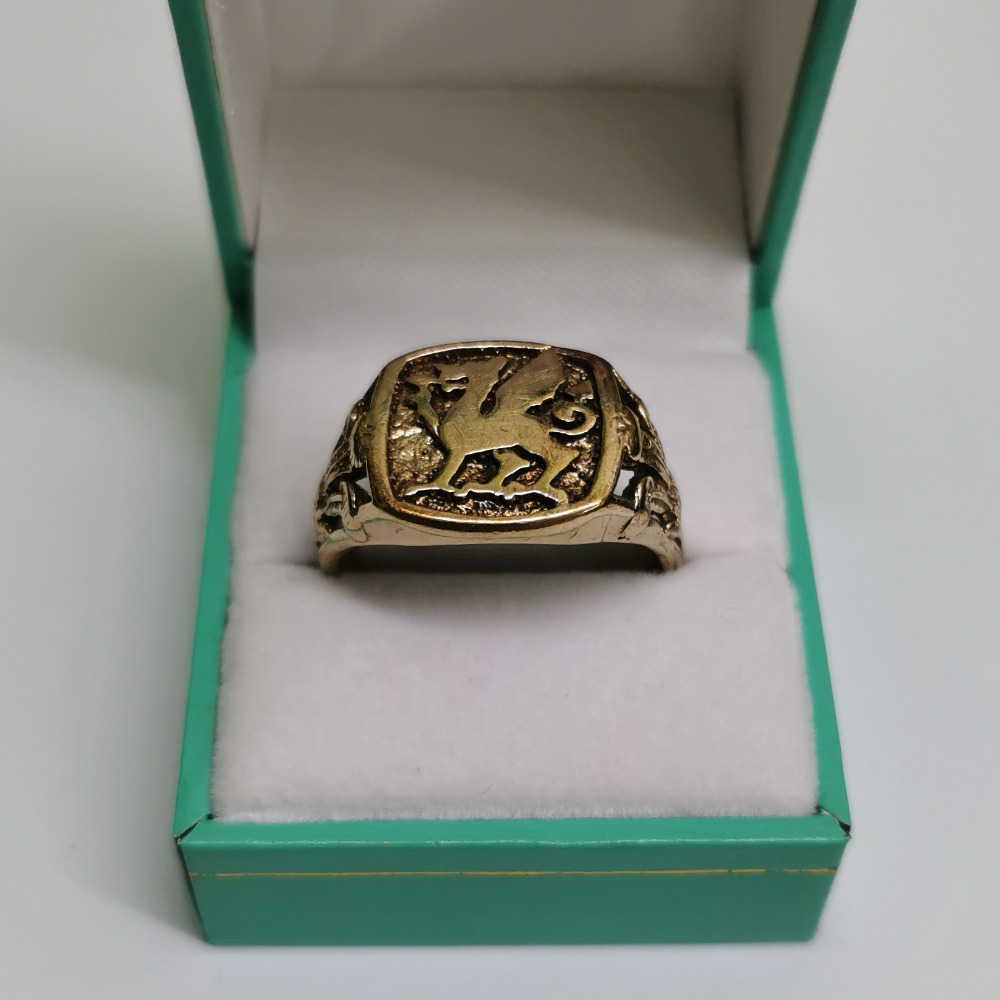 Pre-owned 9.52g 9ct Yellow Gold Welsh Dragon Signet Ring - Own4Less